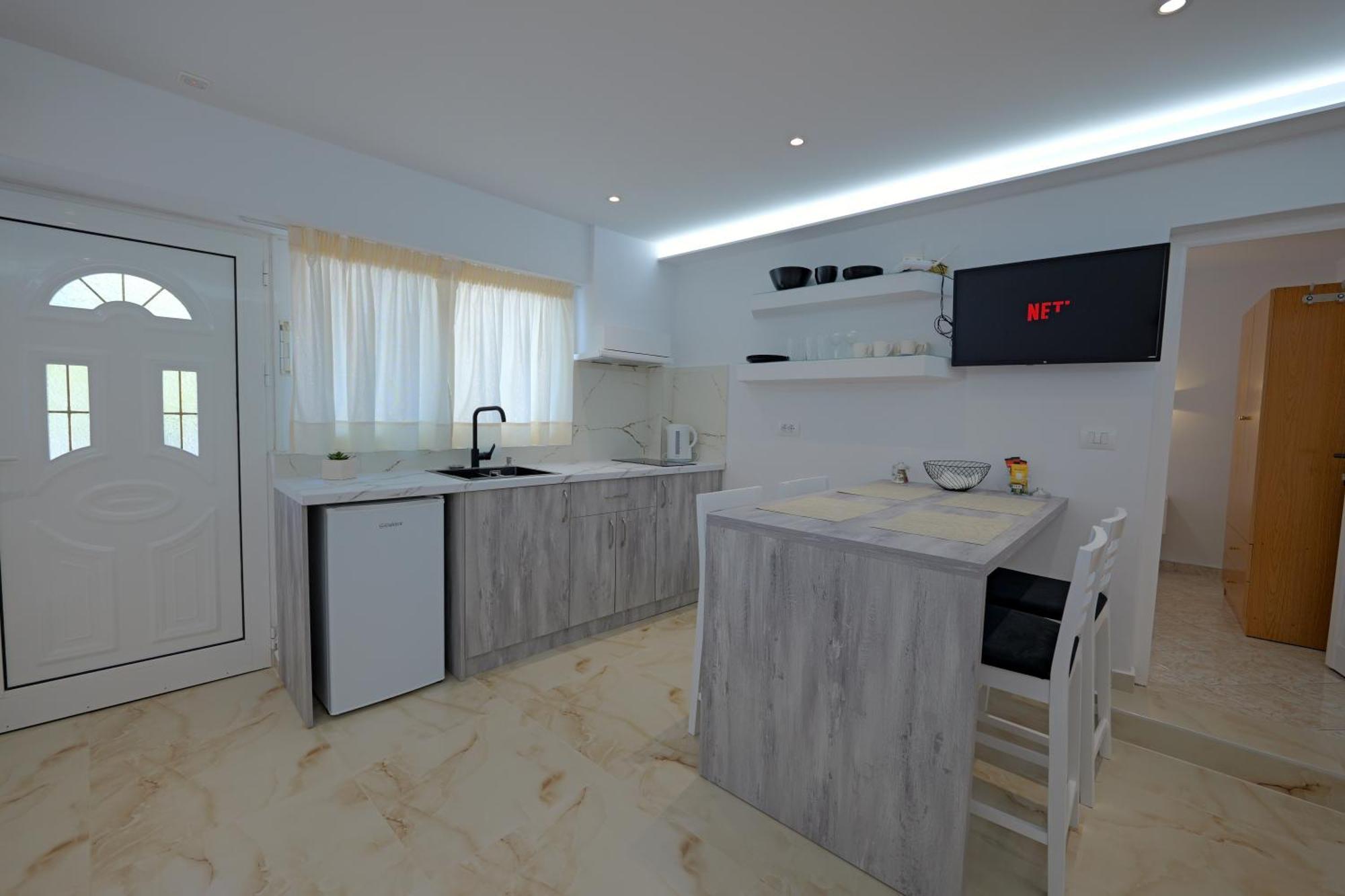 Livia'S Guesthouse Ksamil Bagian luar foto