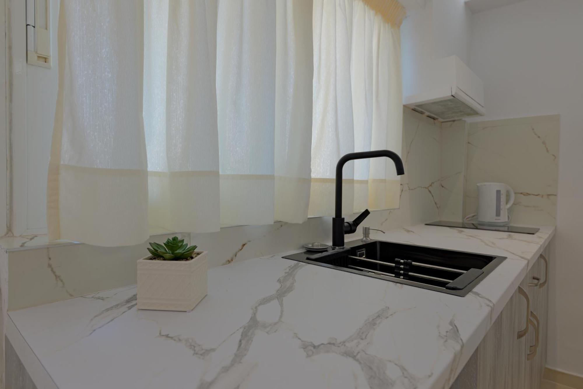 Livia'S Guesthouse Ksamil Bagian luar foto