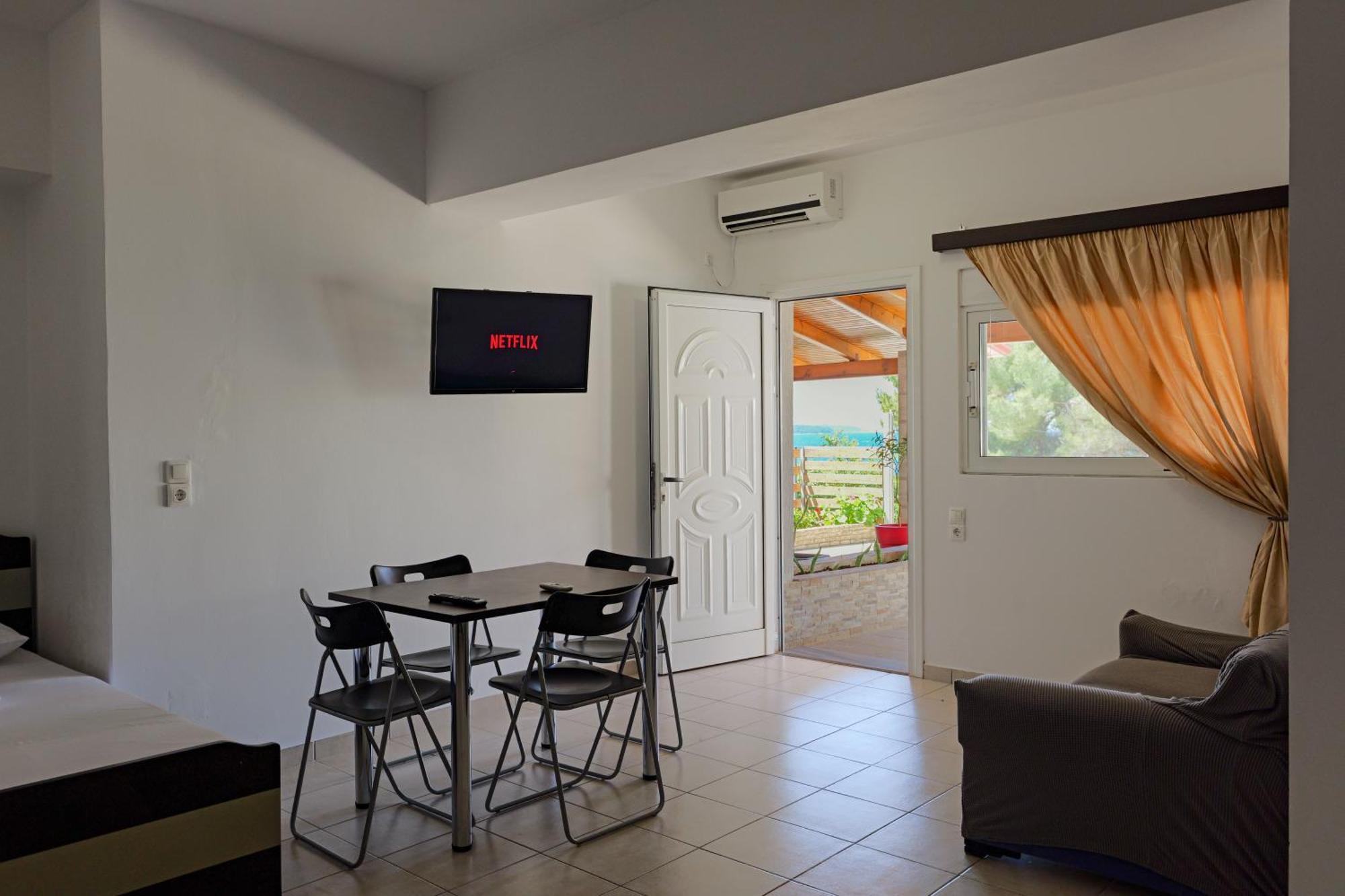 Livia'S Guesthouse Ksamil Bagian luar foto