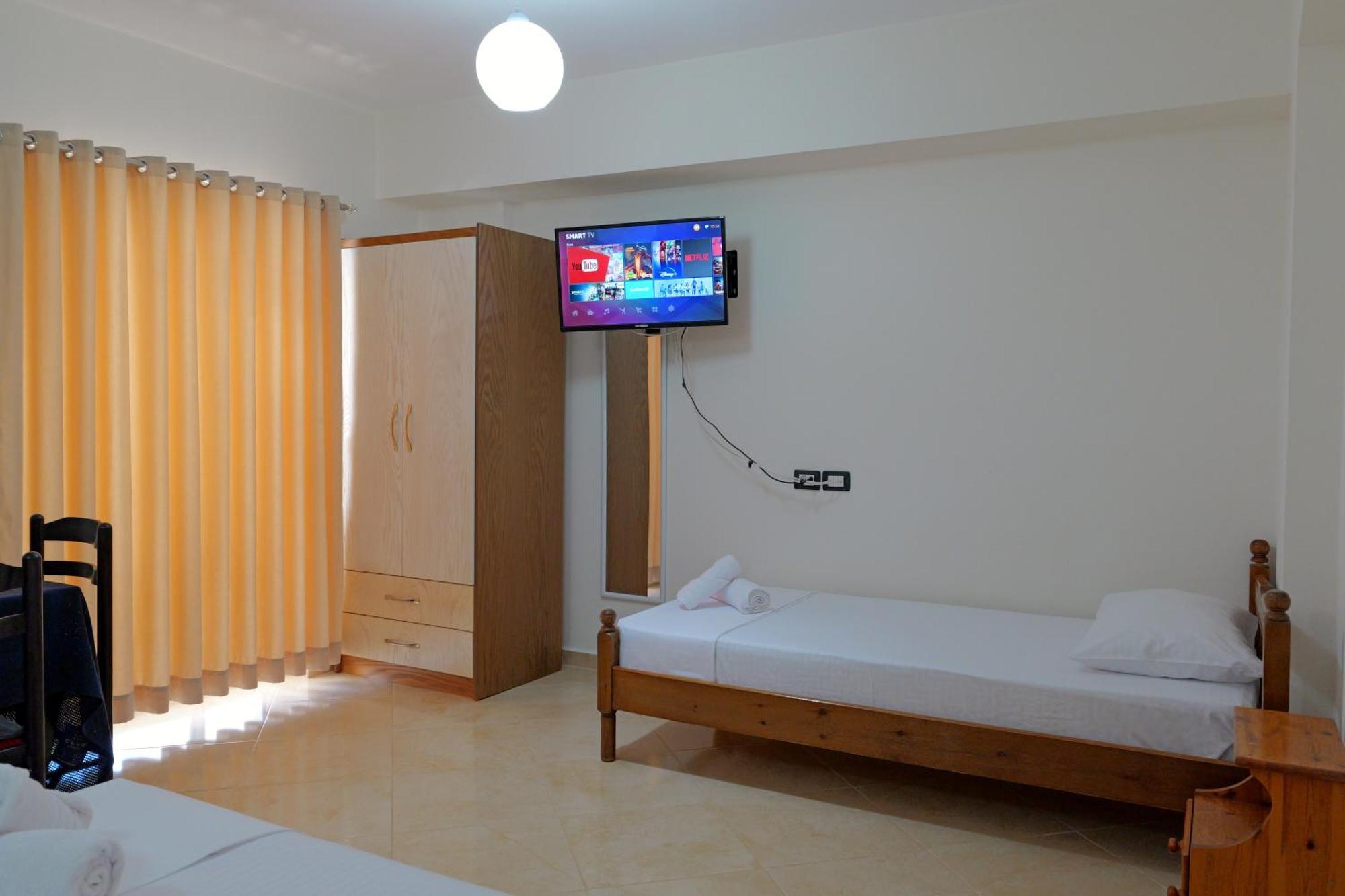 Livia'S Guesthouse Ksamil Bagian luar foto