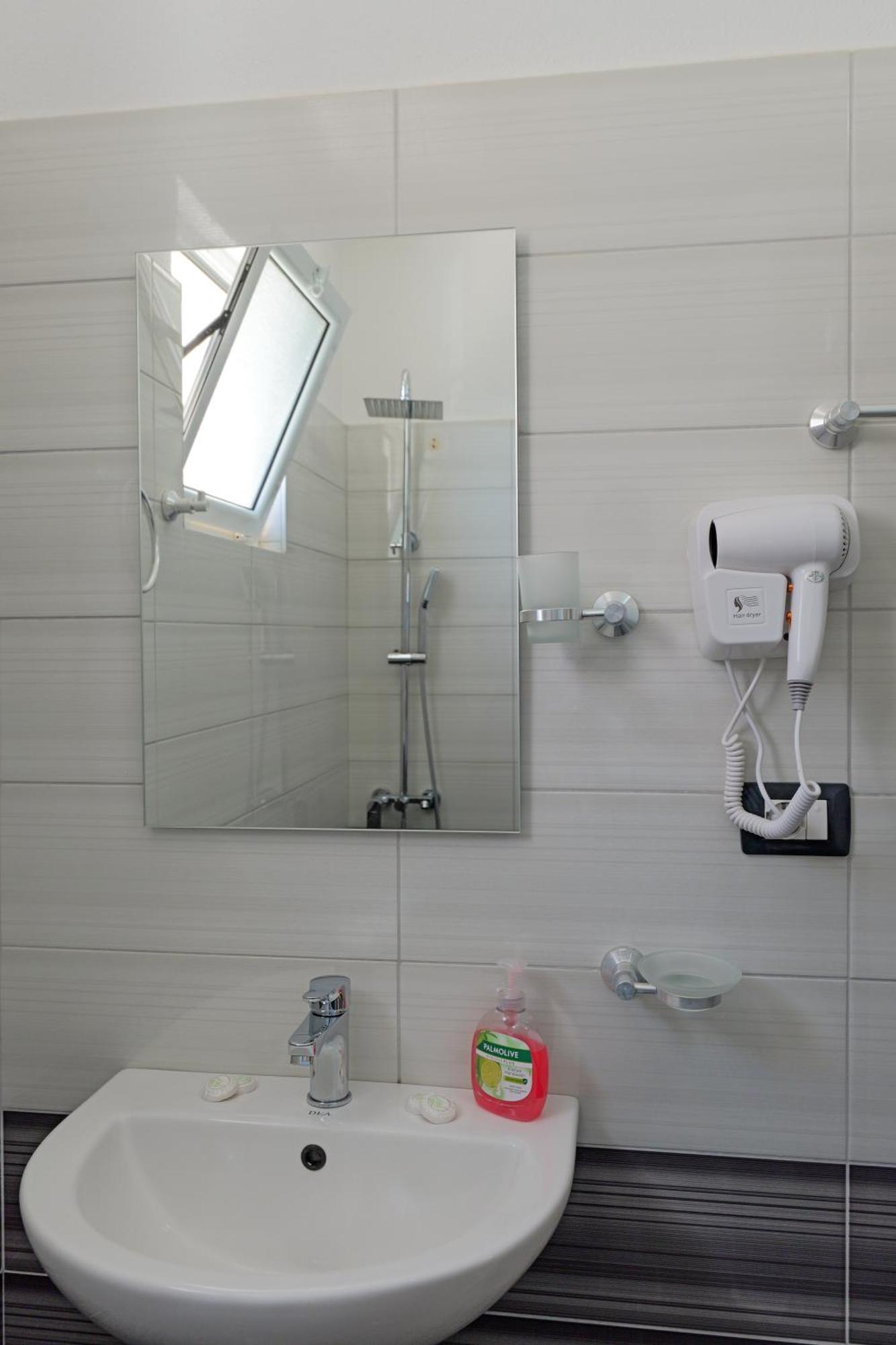 Livia'S Guesthouse Ksamil Bagian luar foto