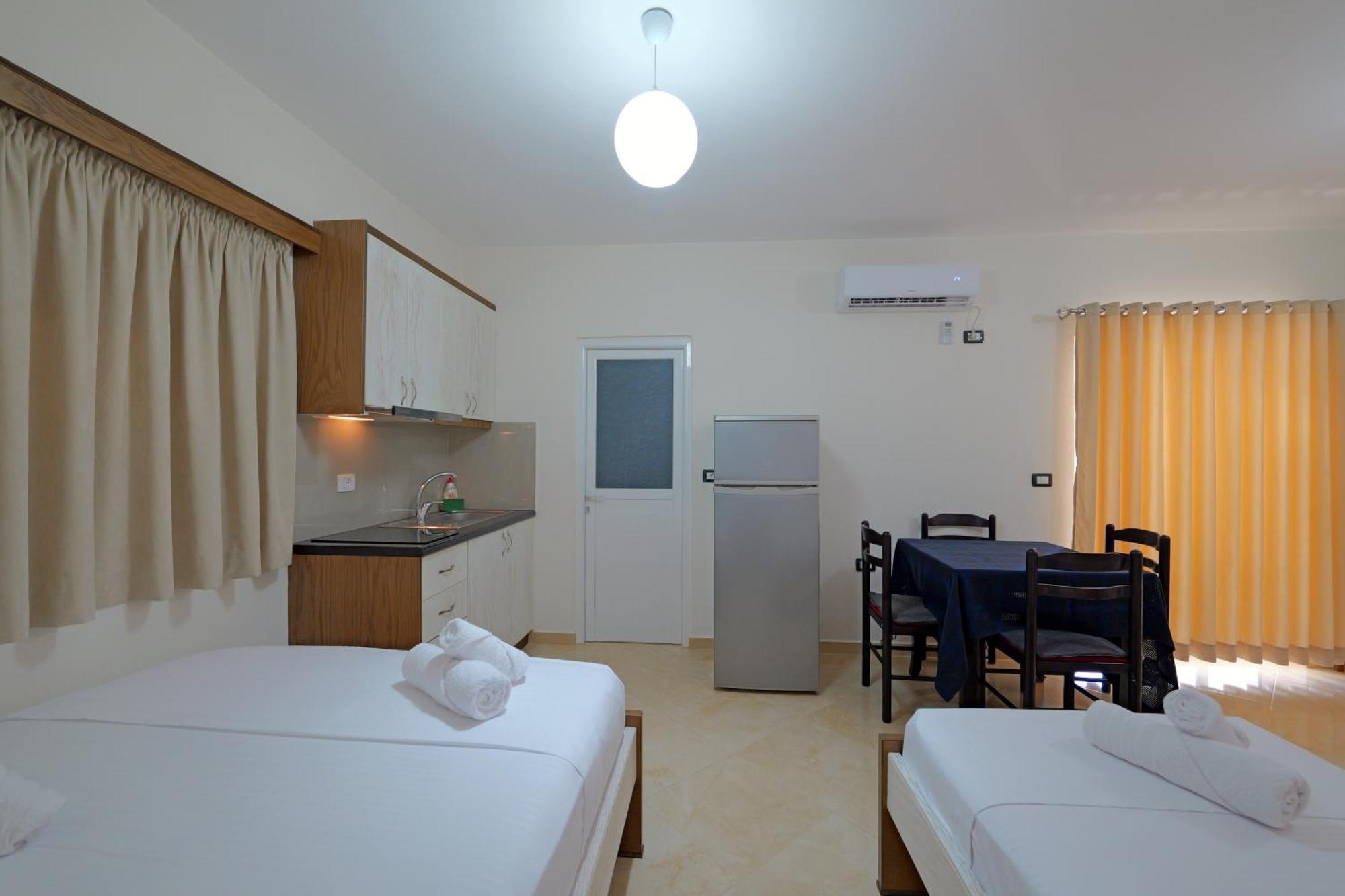 Livia'S Guesthouse Ksamil Bagian luar foto