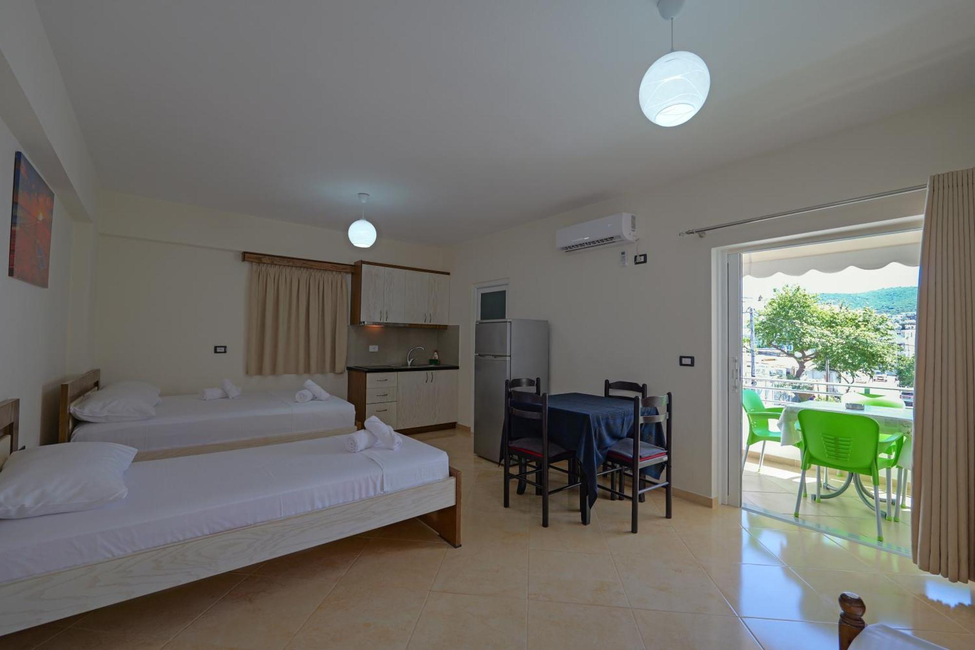 Livia'S Guesthouse Ksamil Bagian luar foto