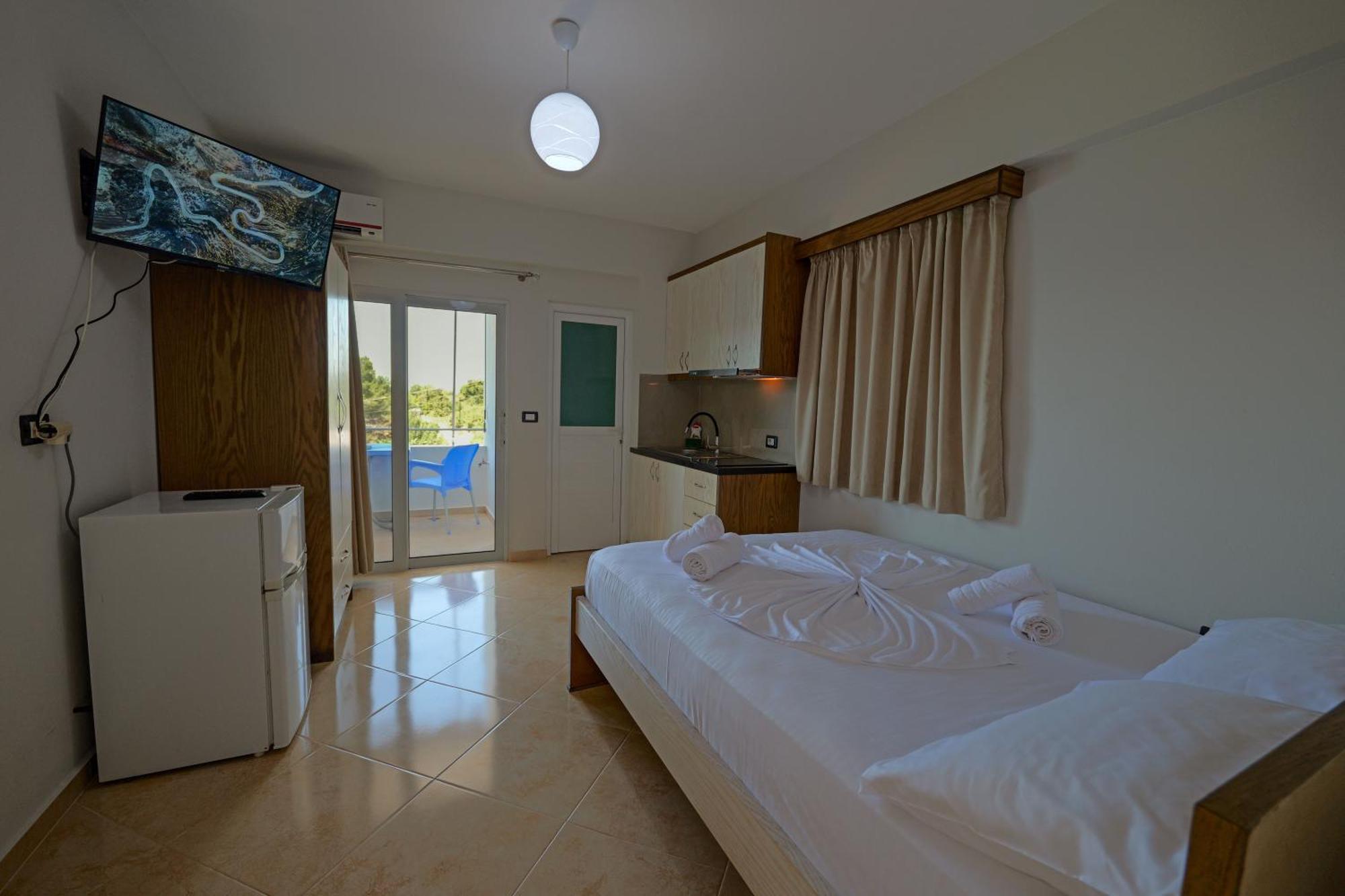 Livia'S Guesthouse Ksamil Bagian luar foto