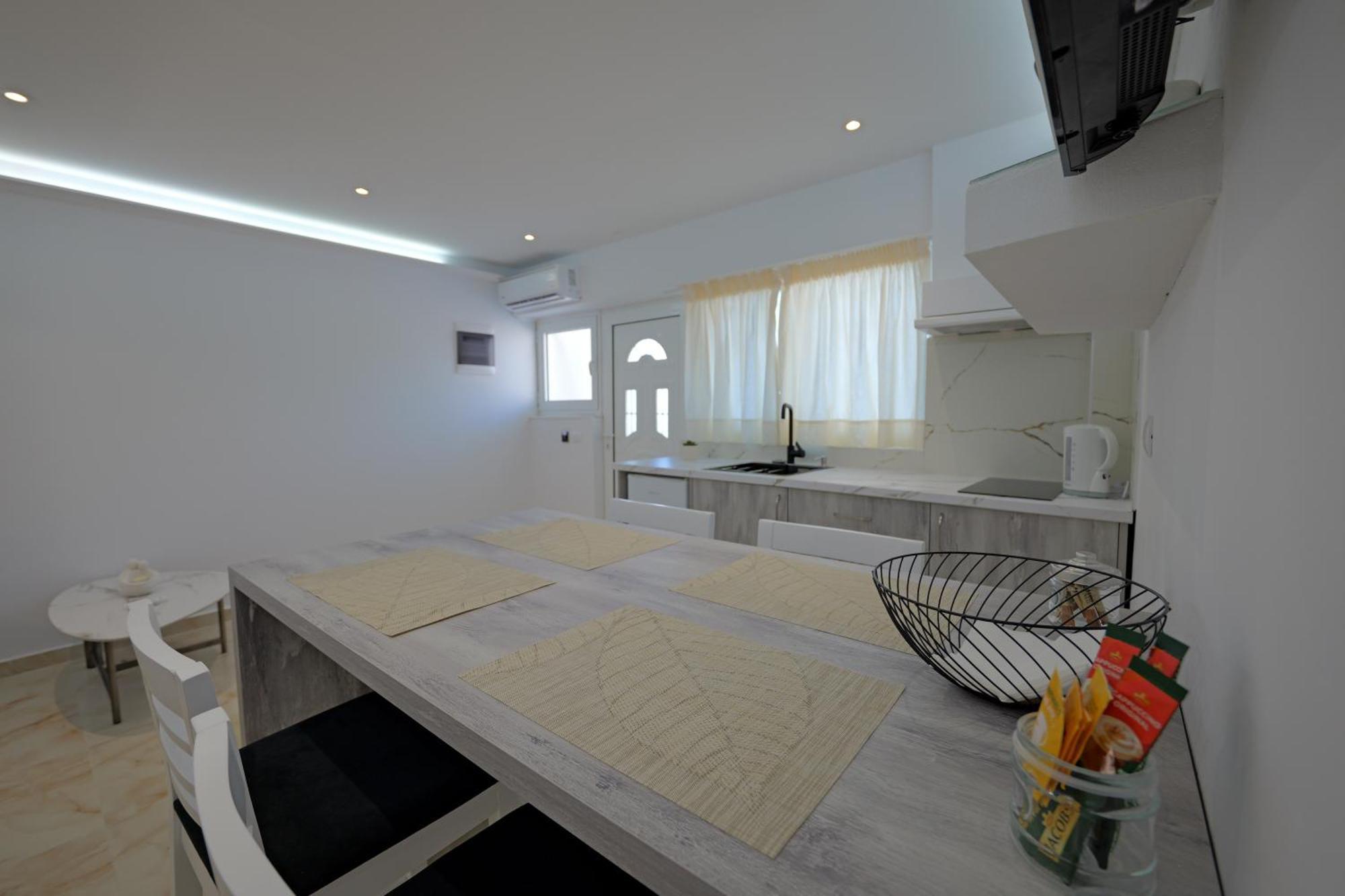 Livia'S Guesthouse Ksamil Bagian luar foto