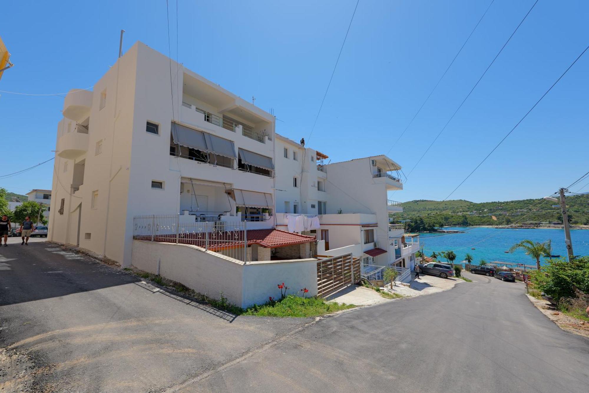 Livia'S Guesthouse Ksamil Bagian luar foto